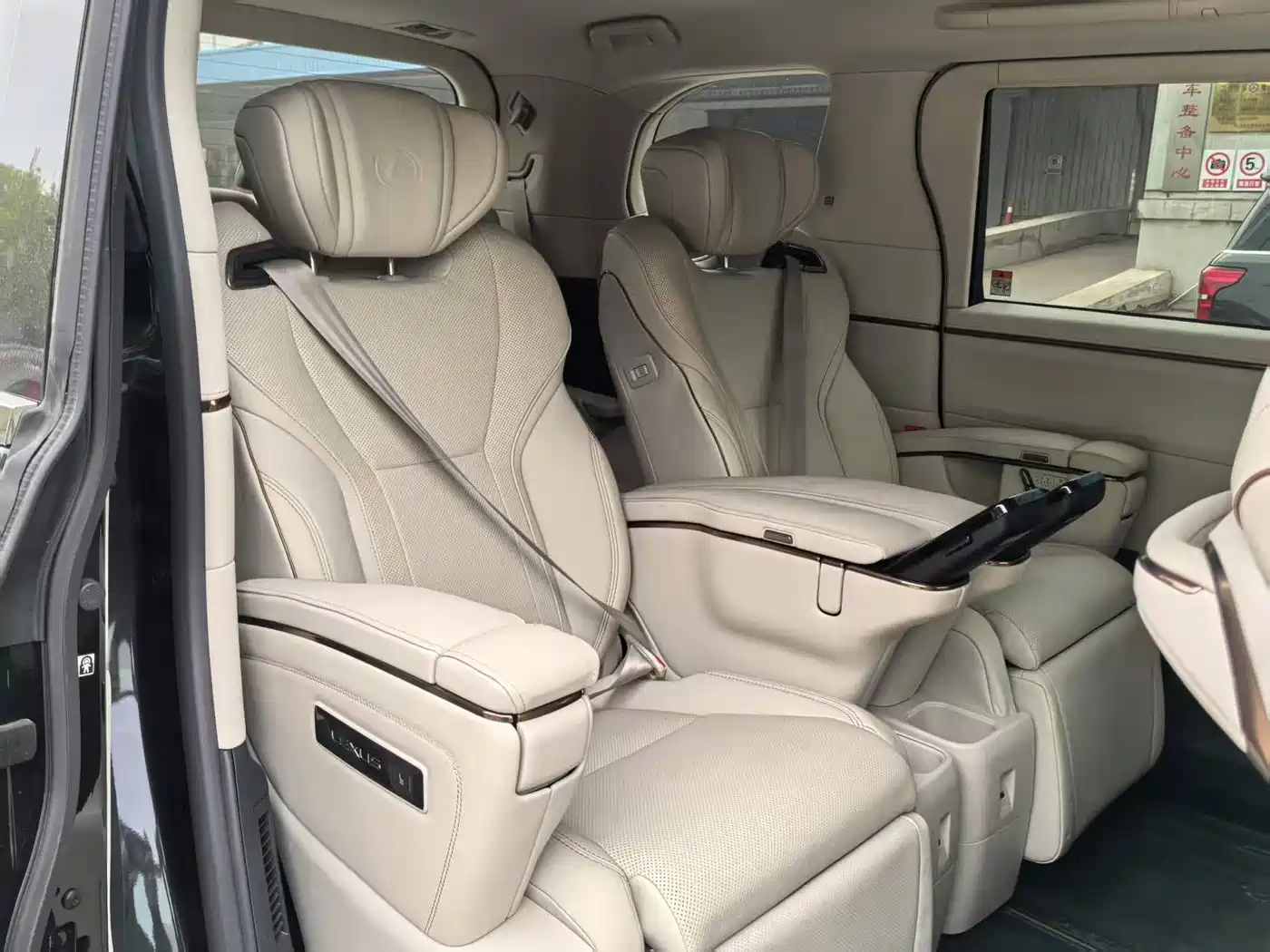 Lexus LM 2023 350h 7-Seater Elegance Edition фото 16