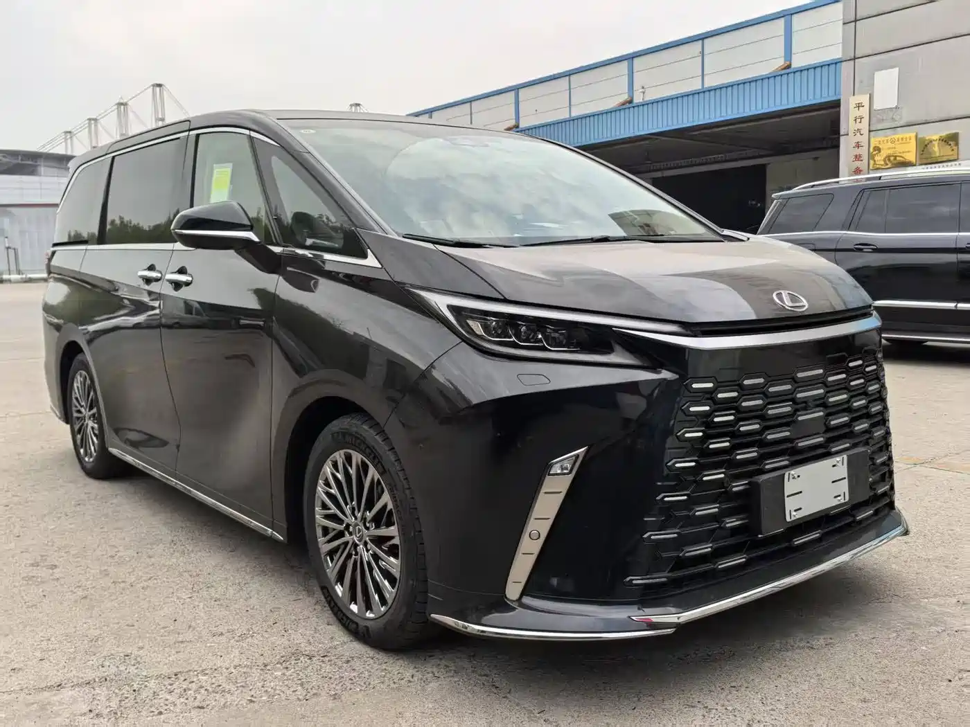 Lexus LM 2023 350h 7-Seater Elegance Edition фото 5
