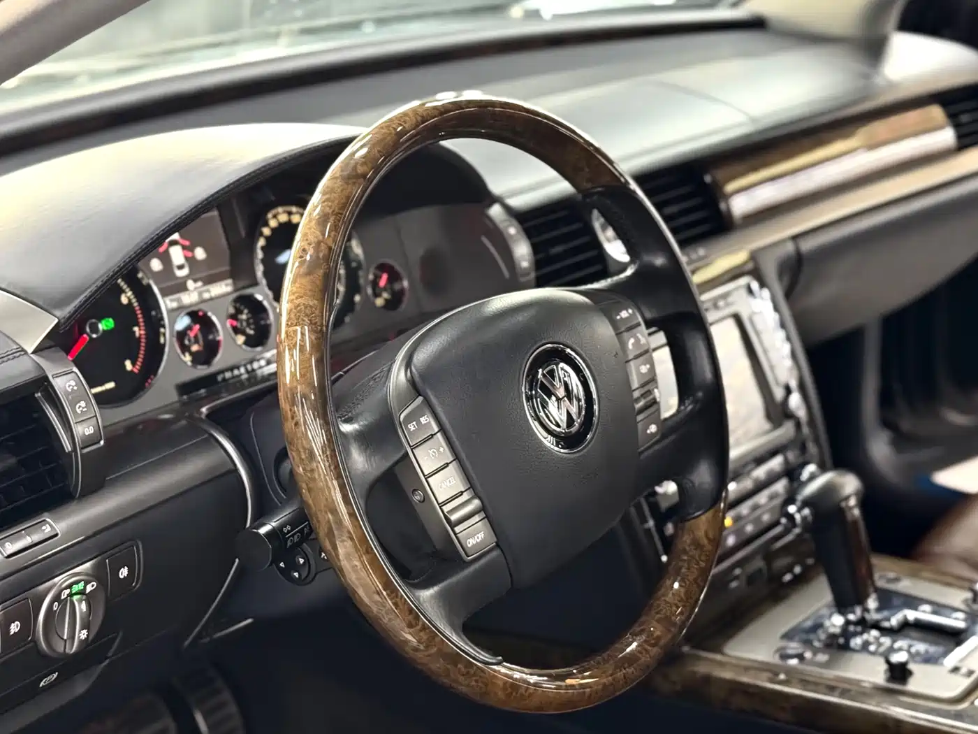 Volkswagen Phaeton 2012 3.6L Premium Custom фото 6