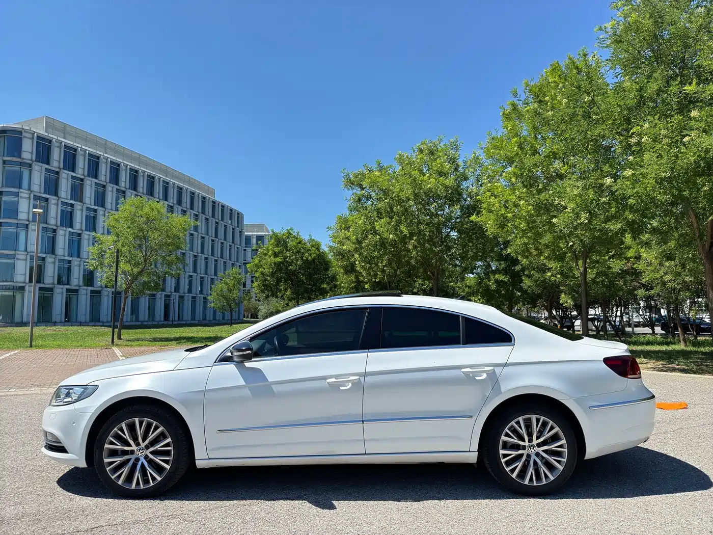 Volkswagen FAW-Volkswagen CC 2016 Model 1.8TSI Luxury фото 3