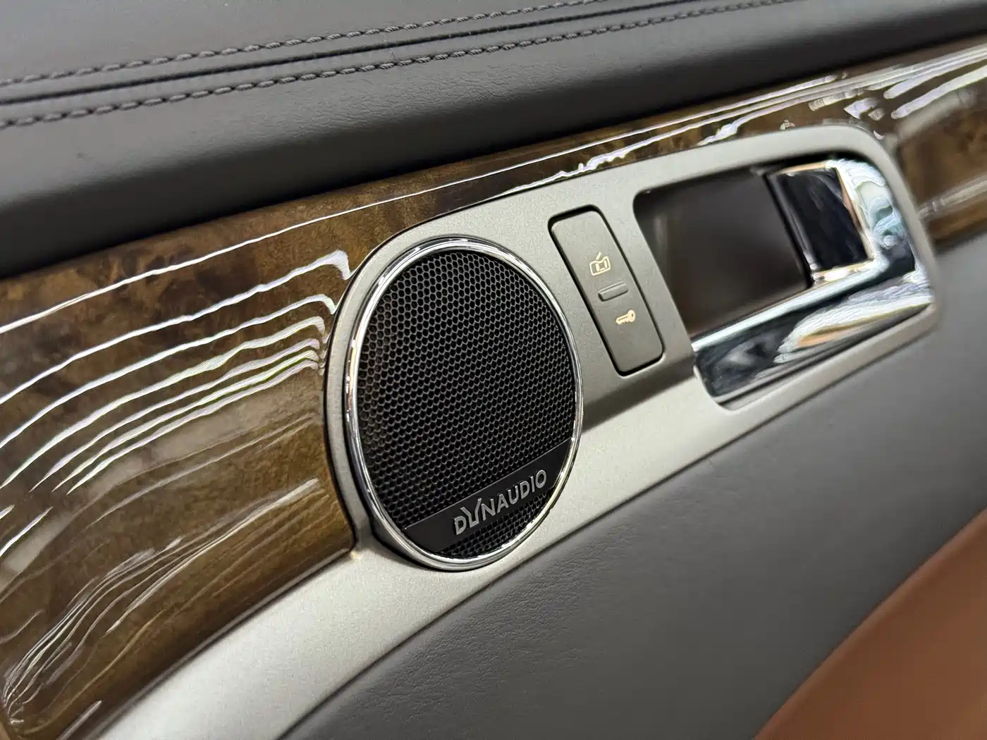 Volkswagen Phaeton 2012 3.6L Premium Custom фото 12
