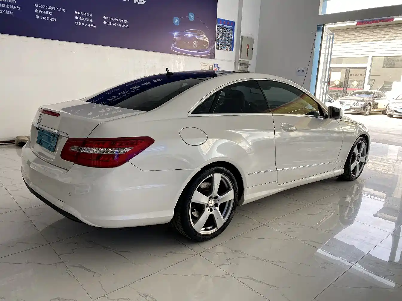 Mercedes-Benz E-Class (Import) 2012 E 200 CGI Coupe фото 5