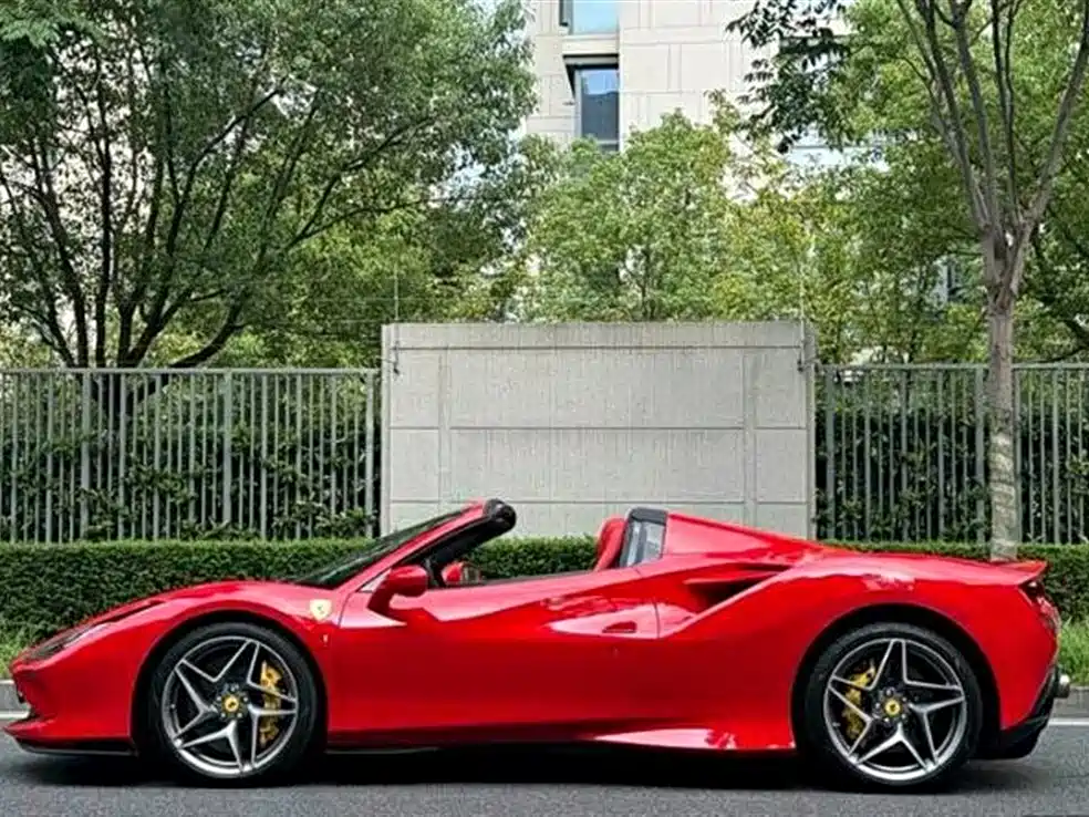 FERRARI F8