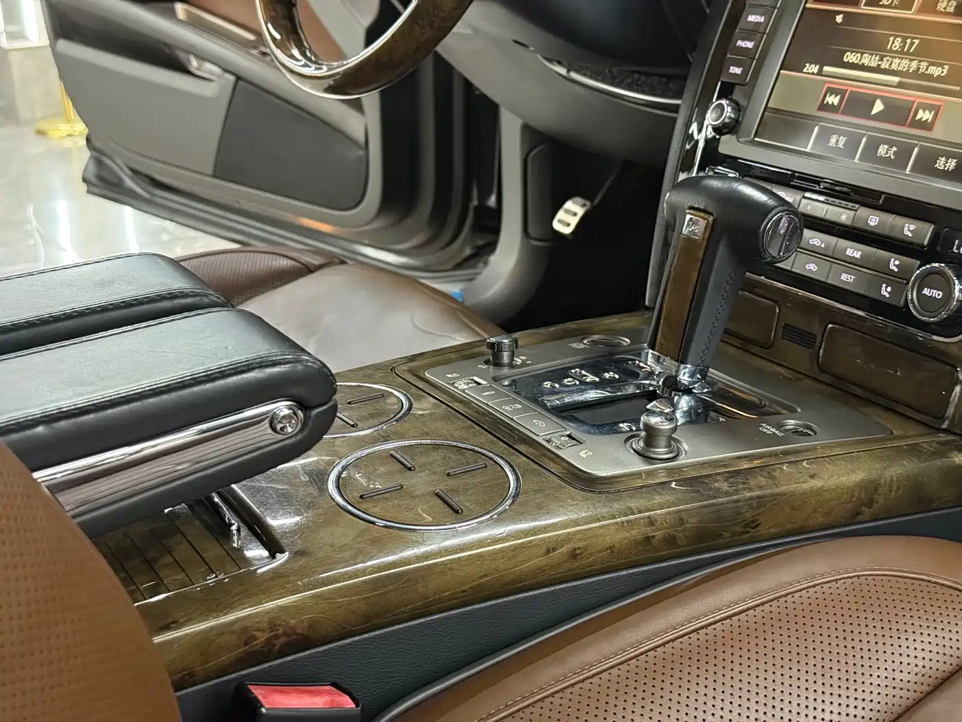 Volkswagen Phaeton 2012 3.6L Premium Custom фото 11