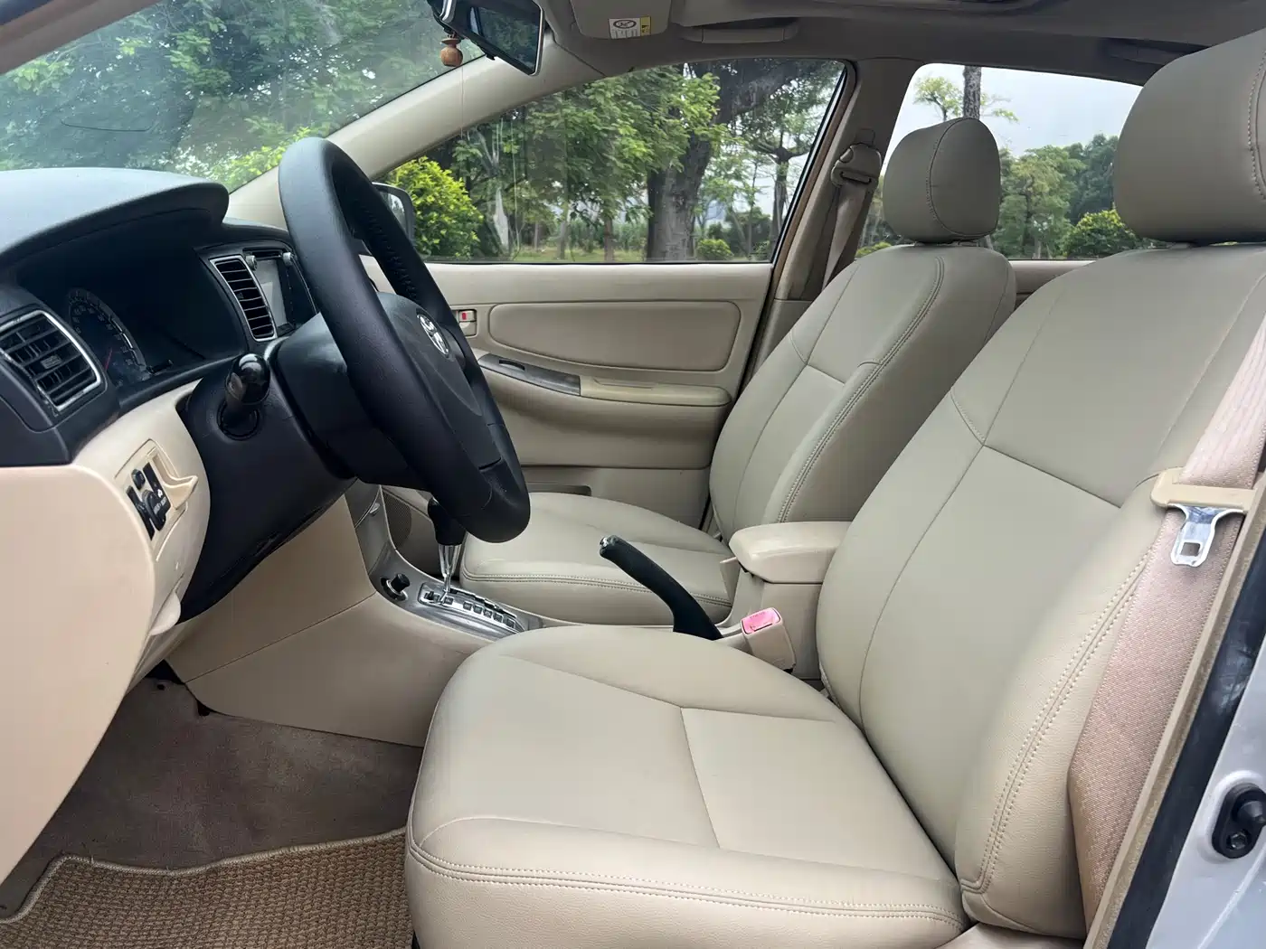 Toyota Corolla 2013 1.6L Automatic Luxury фото 10