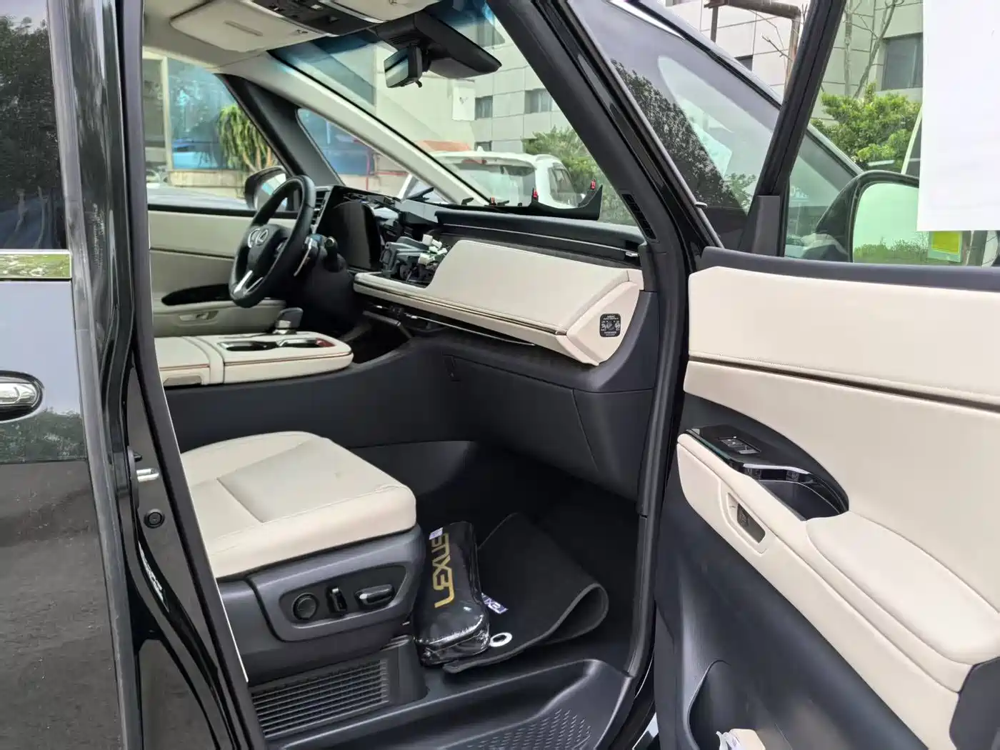 Lexus LM 2023 350h 7-Seater Elegance Edition фото 9