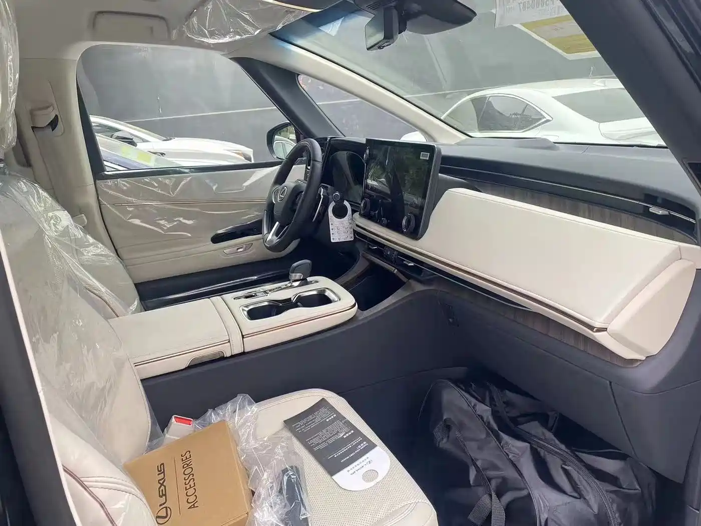 Lexus LM 2023 350h 7-Seater Elegance Edition фото 8