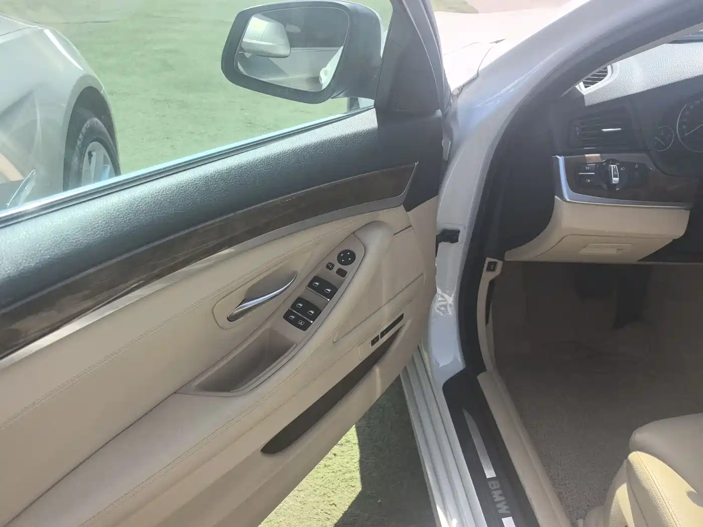 BMW 5 Series 2011 523Li Leading фото 5