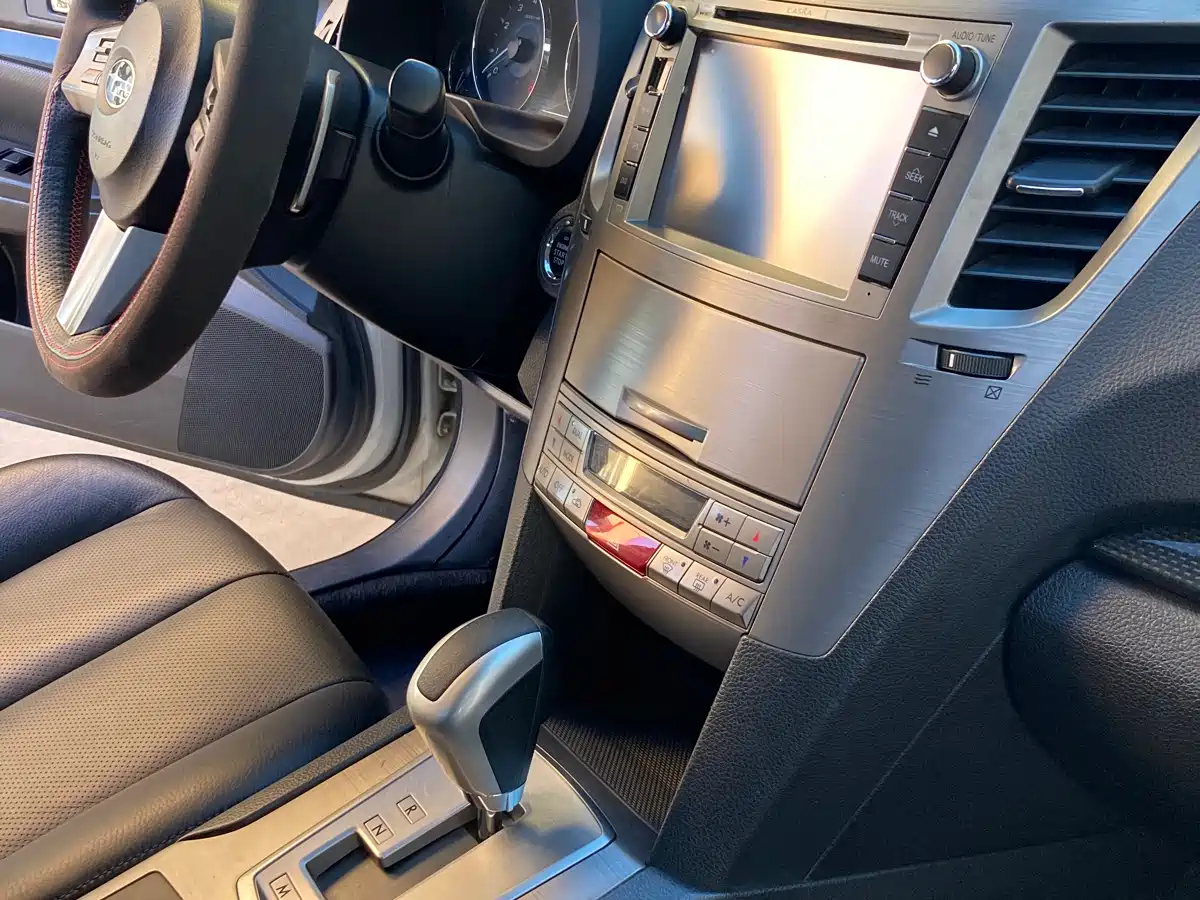 Subaru Legacy 2010 2.5GT Luxury Navigation Edition фото 14