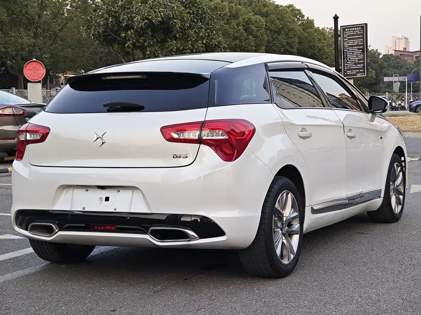 DS 5 2014 1.6T Luxury THP160 фото 4