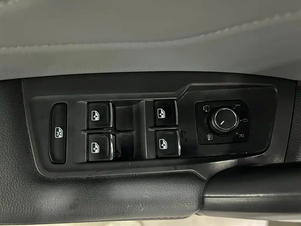 VOLKSWAGEN TIGUAN X