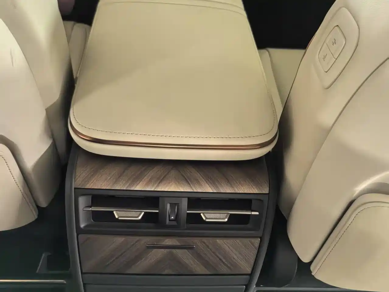 Lexus LM 2023 350h 7-Seater Elegance Edition фото 11