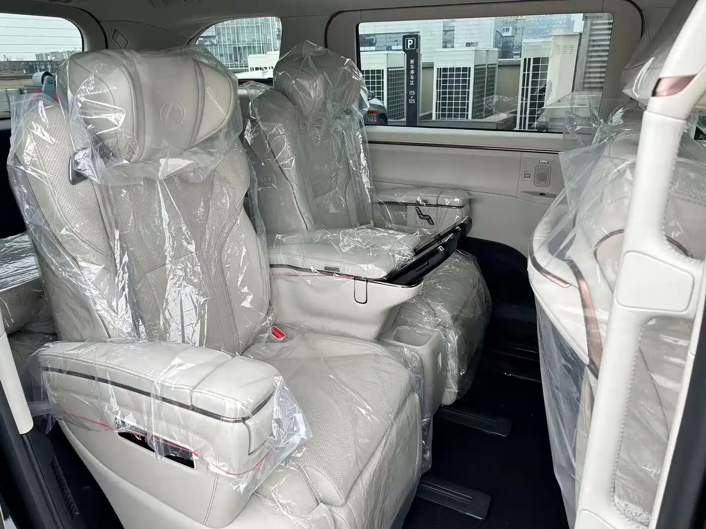 Lexus LM 2023 350h 7-Seater Elegance Edition фото 12