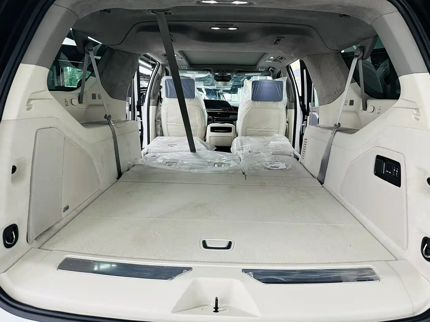 Cadillac Escalade 2017 6.2L ESV Platinum Extended фото 6