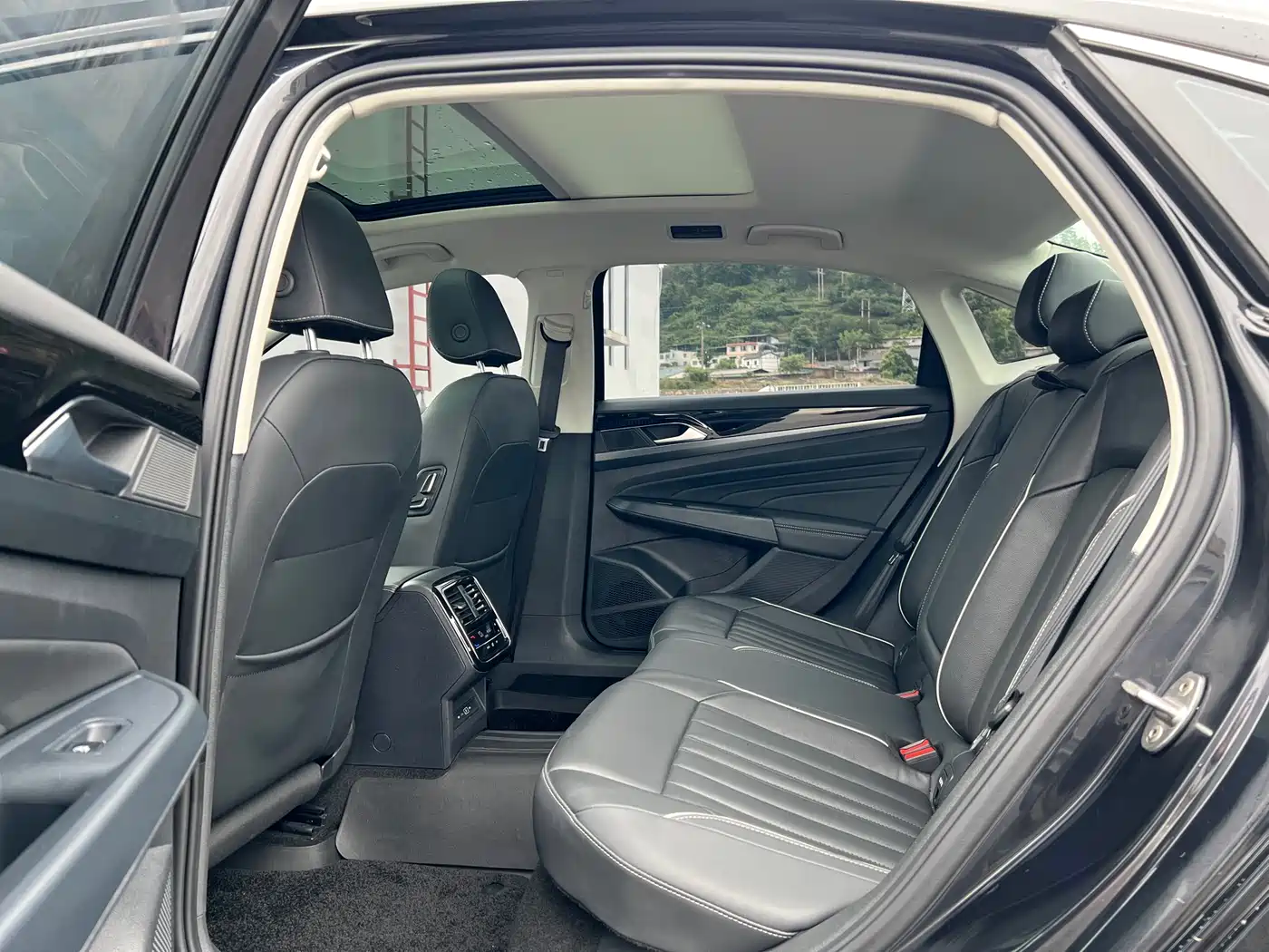 Volkswagen Passat 2023 330TSI Starlight Elite Edition фото 5