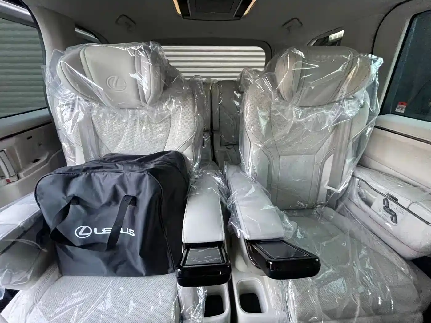 Lexus LM 2023 350h 7-Seater Elegance Edition фото 13