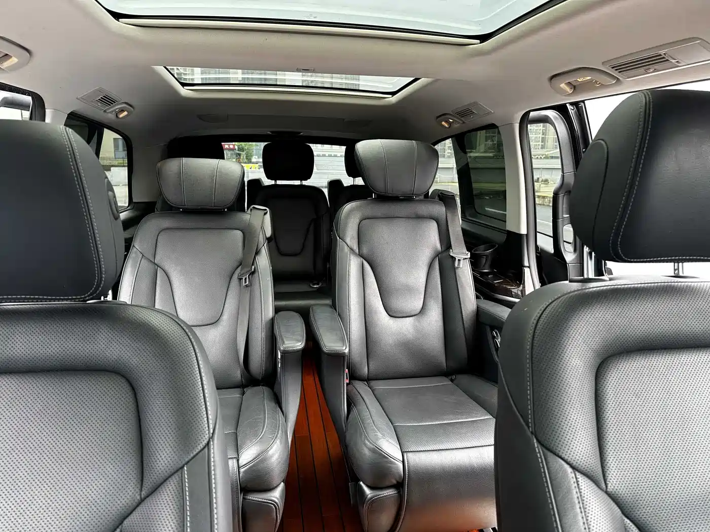 Mercedes-Benz V-Class 2018 V 260 L Premium Long Wheelbase Edition China VI фото 11