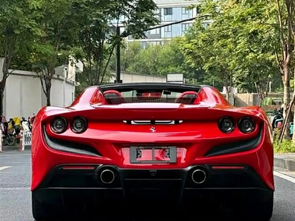 FERRARI F8
