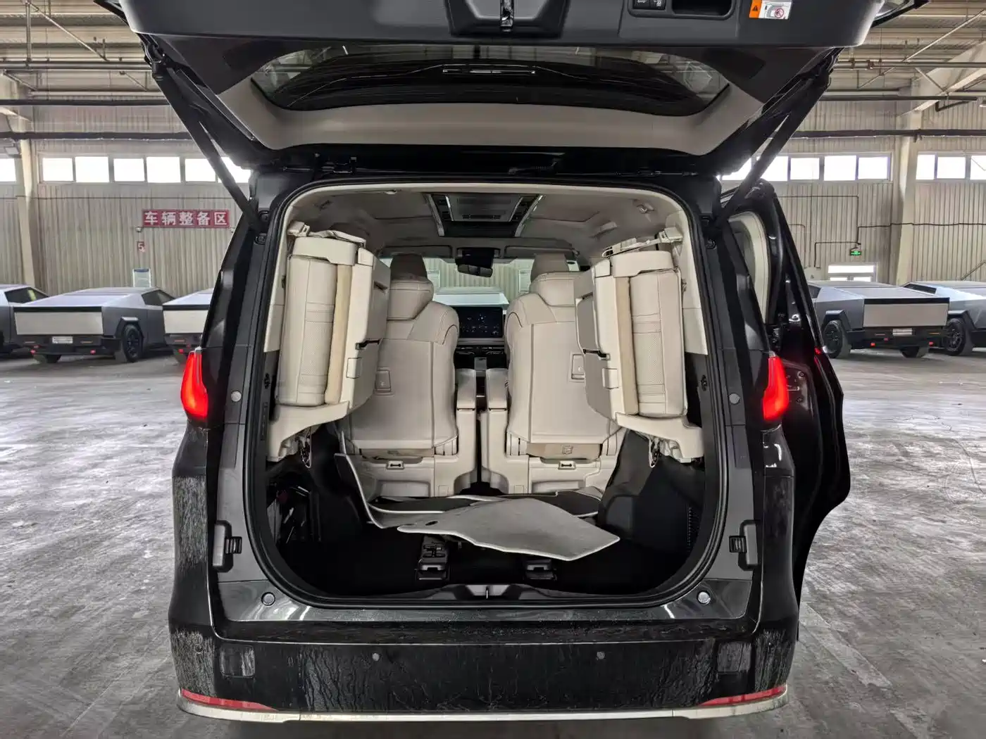 Lexus LM 2023 350h 7-Seater Elegance Edition фото 18