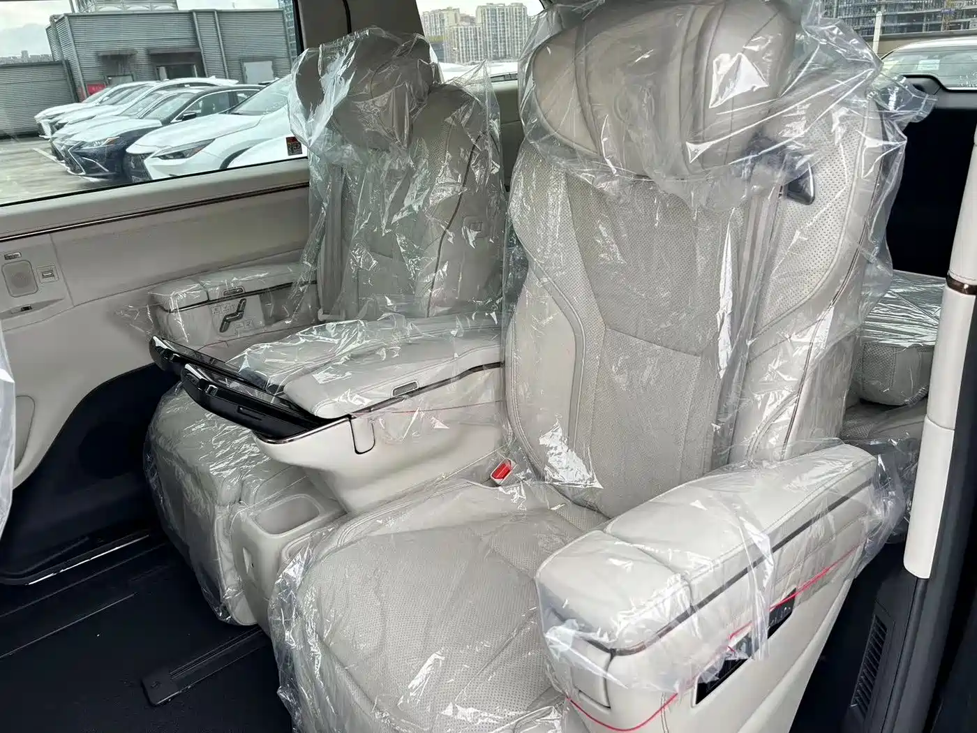 Lexus LM 2023 350h 7-Seater Elegance Edition фото 15