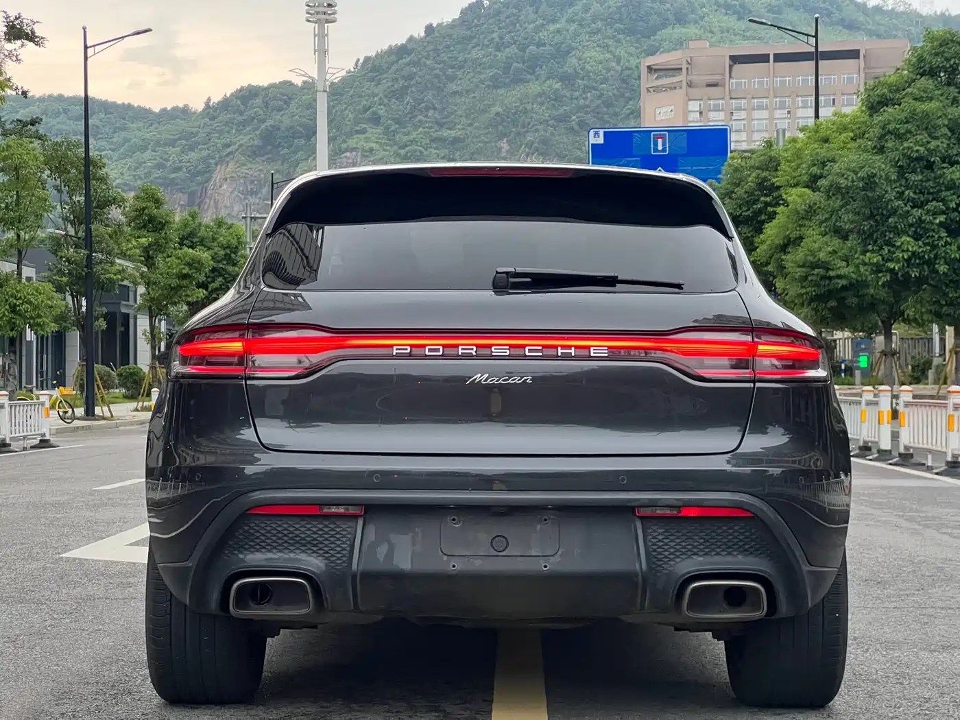 PORSCHE MACAN
