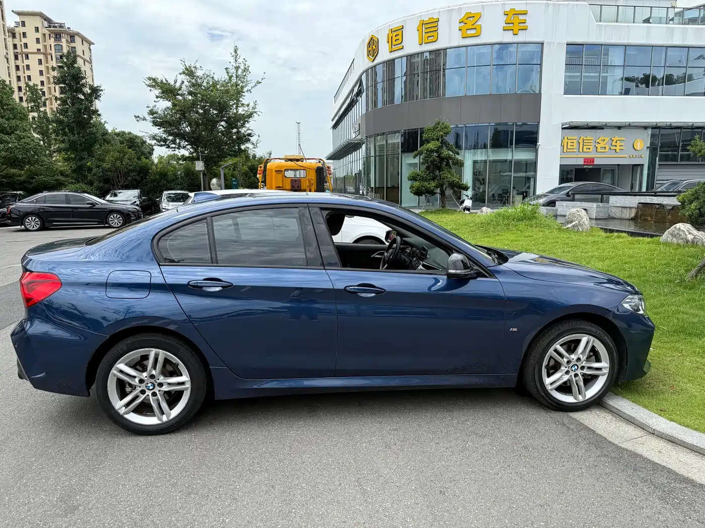 BMW 1 Series 2021 120i M Sport Shadow Edition фото 11