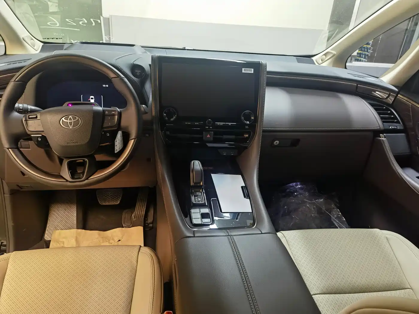 Toyota Alphard 2025 Hybrid 2.5L Ultimate Gold Edition фото 8