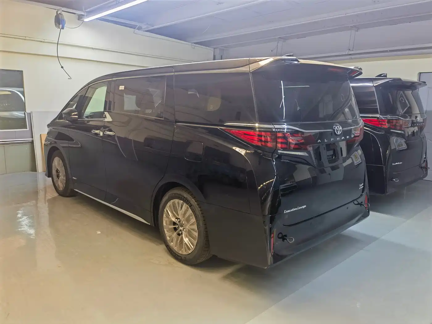 Toyota Alphard 2025 Hybrid 2.5L Ultimate Gold Edition фото 3