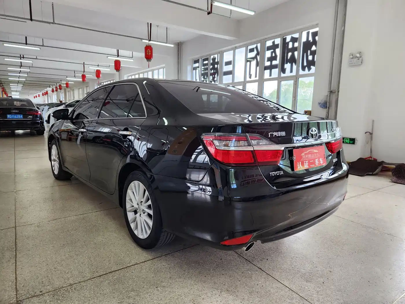 Toyota Camry 2015 2.5G Luxury Navigation Edition фото 4