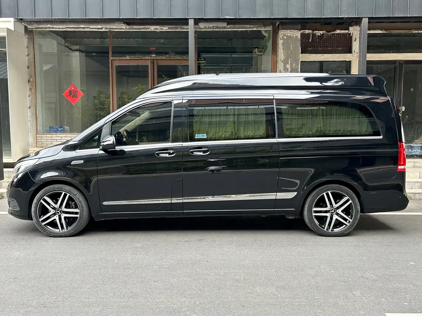 Mercedes-Benz V-Class 2017 Model V 260 L Premium Extended Edition фото 23