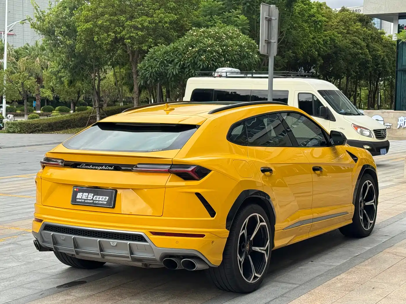 LAMBORGHINI URUS