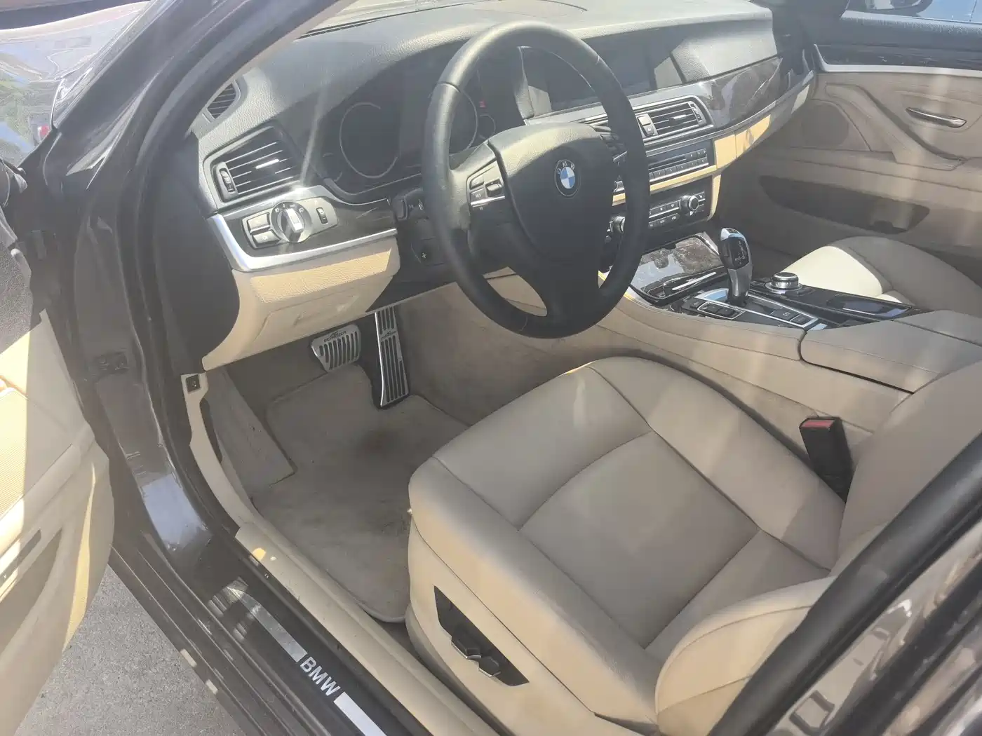 BMW 5 Series 2011 523Li Leading фото 4