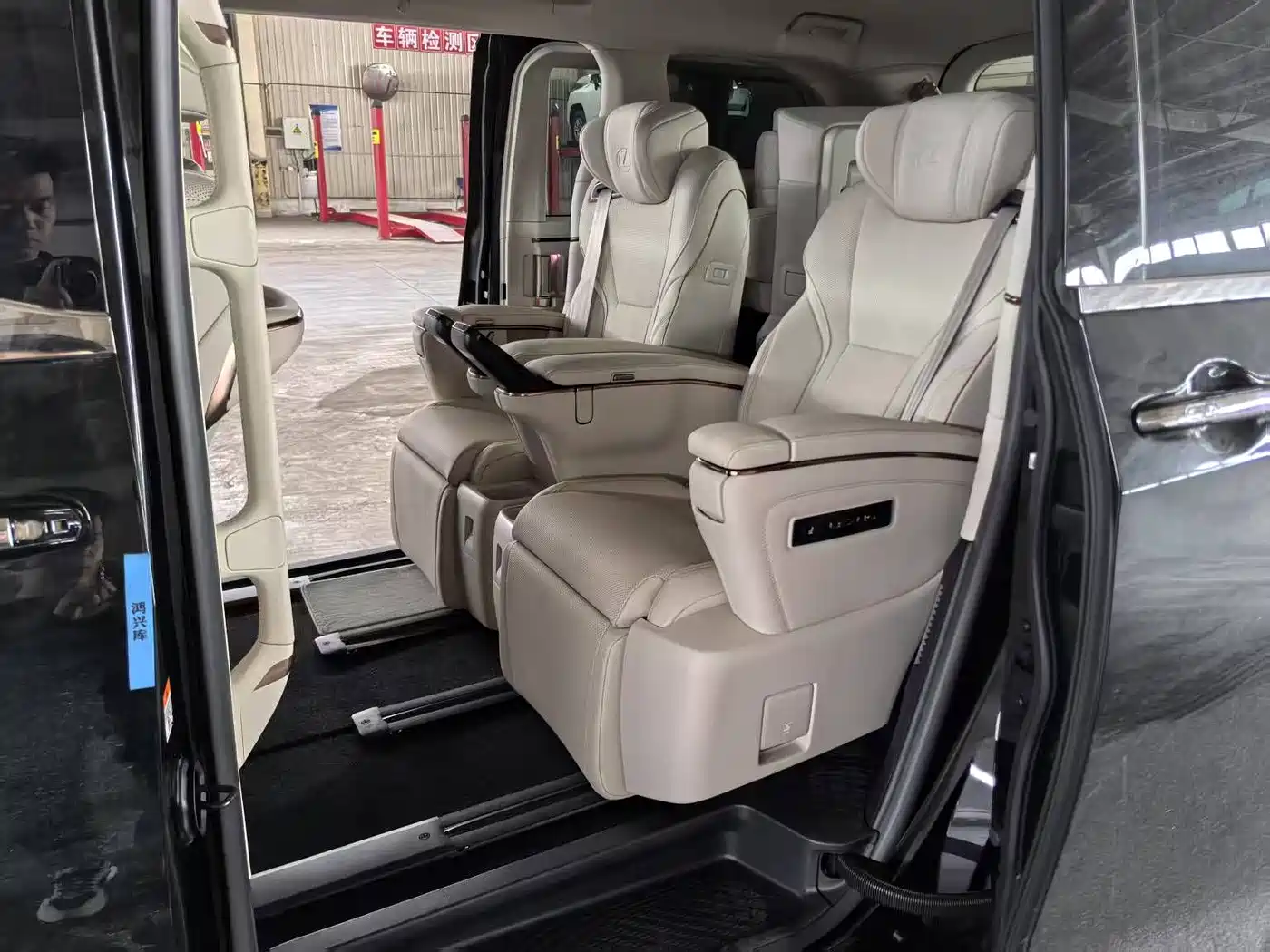 Lexus LM 2023 350h 7-Seater Elegance Edition фото 17
