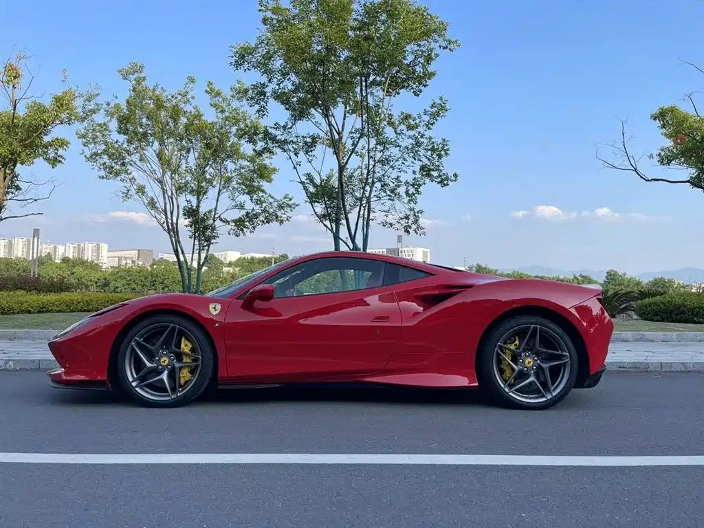 FERRARI F8