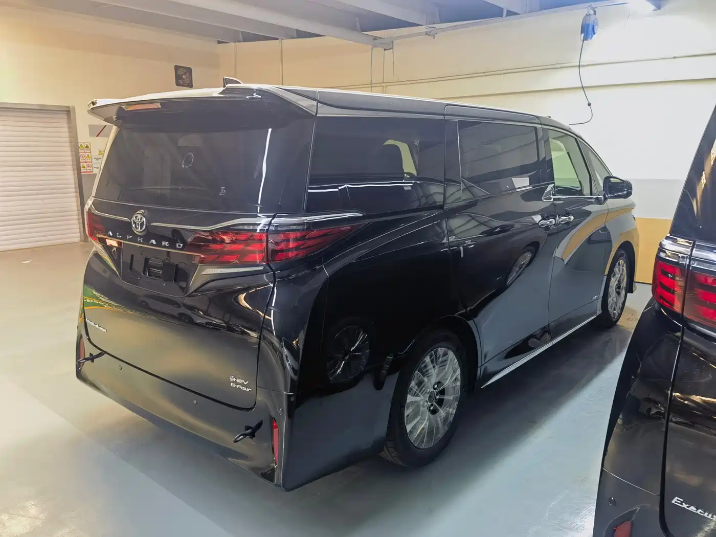 Toyota Alphard 2025 Hybrid 2.5L Ultimate Gold Edition фото 4