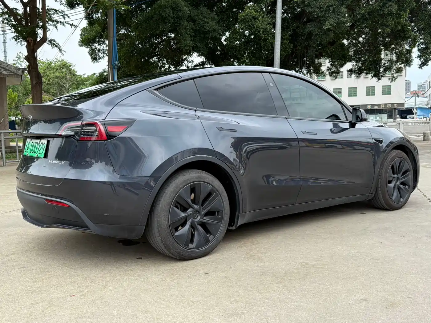TESLA MODEL Y