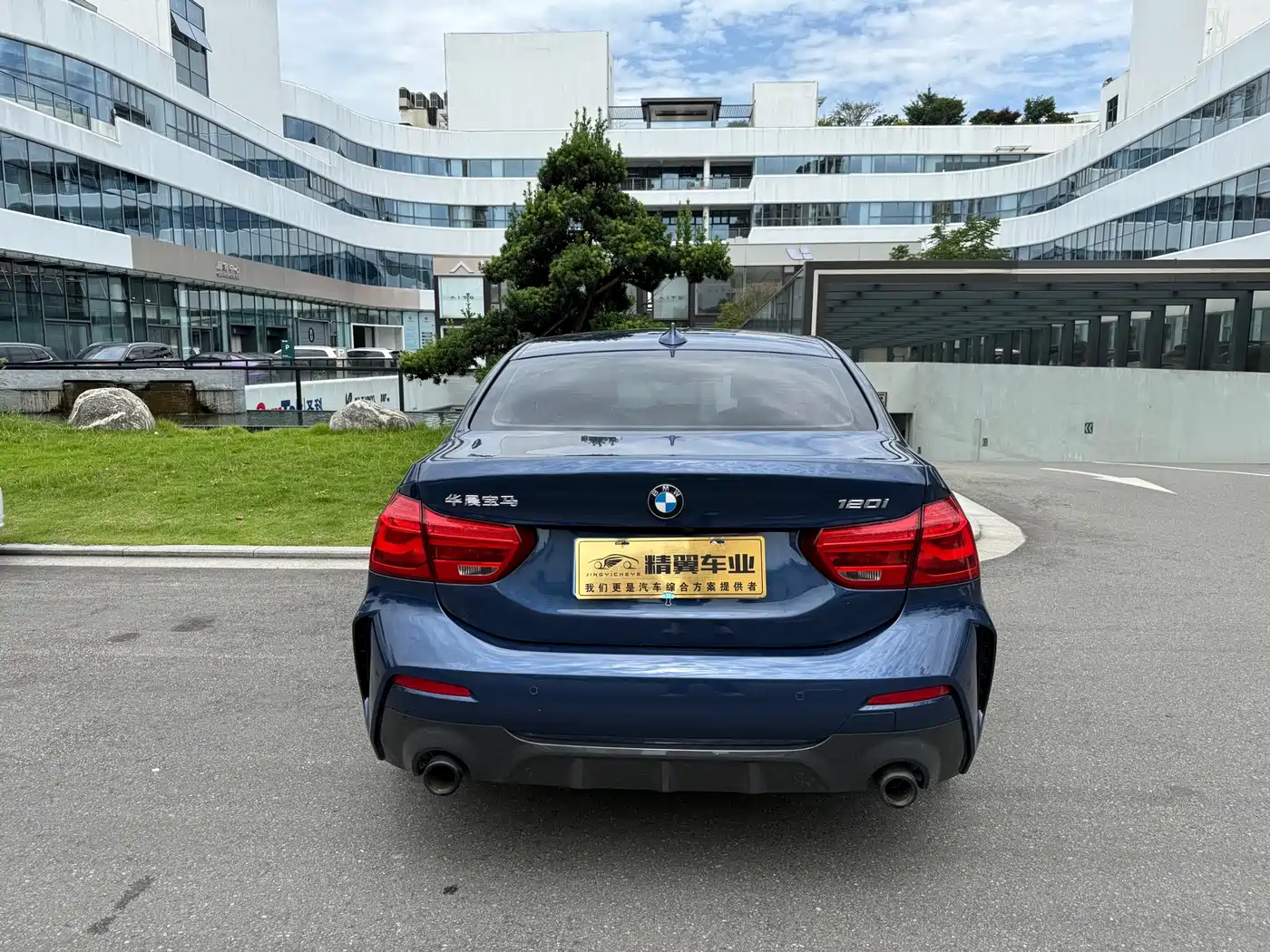 BMW 1 Series 2021 120i M Sport Shadow Edition фото 9