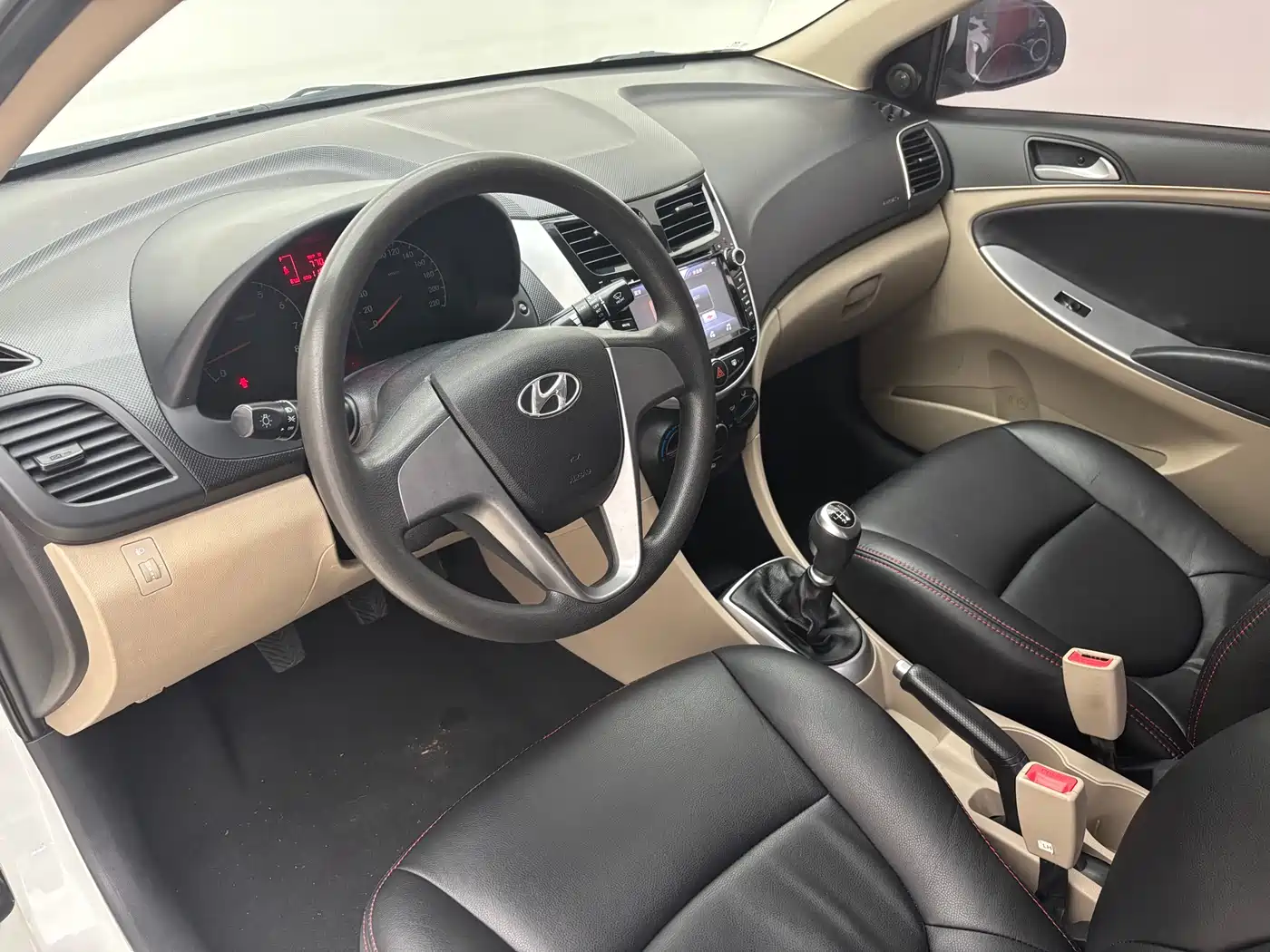 Hyundai Verna 2014 1.4L Manual Smart GLS фото 12