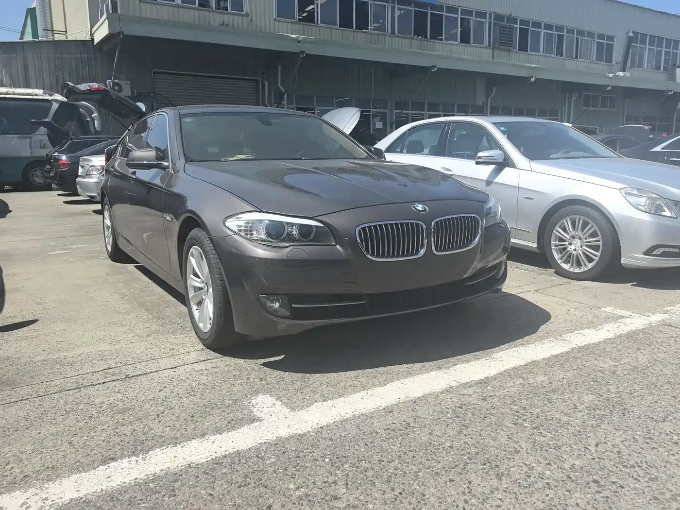 BMW 5 Series 2011 523Li Leading фото 3
