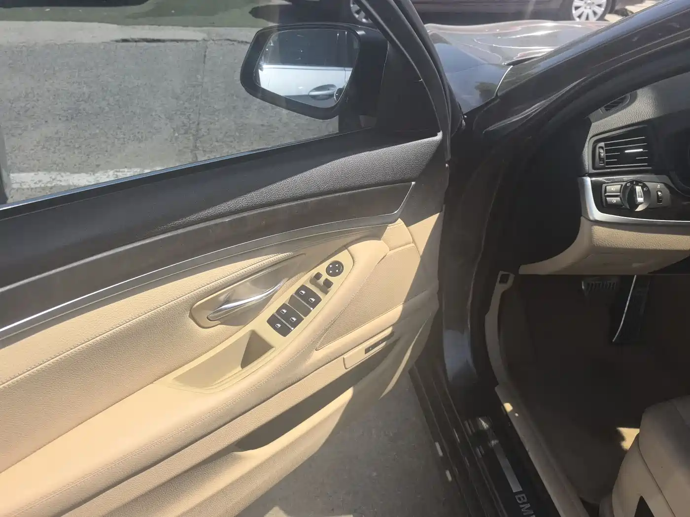 BMW 5 Series 2011 523Li Leading фото 5