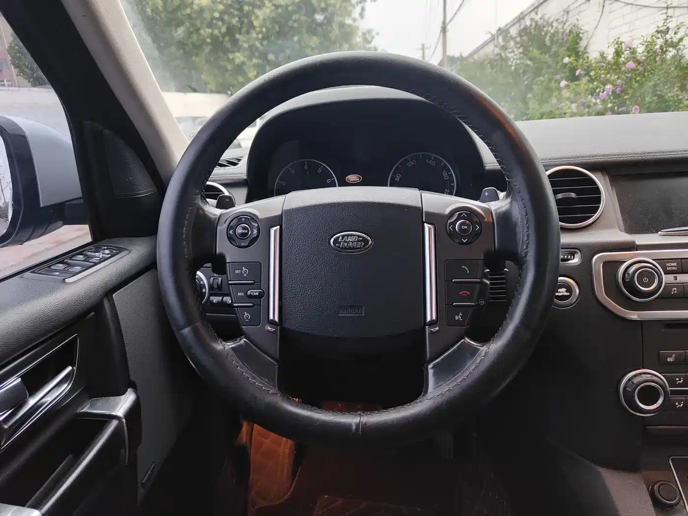 Land Rover Discovery 2016 3.0 SC V6 HSE фото 9