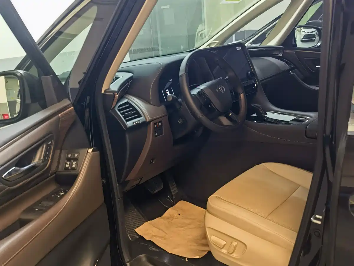 Toyota Alphard 2025 Hybrid 2.5L Ultimate Gold Edition фото 7