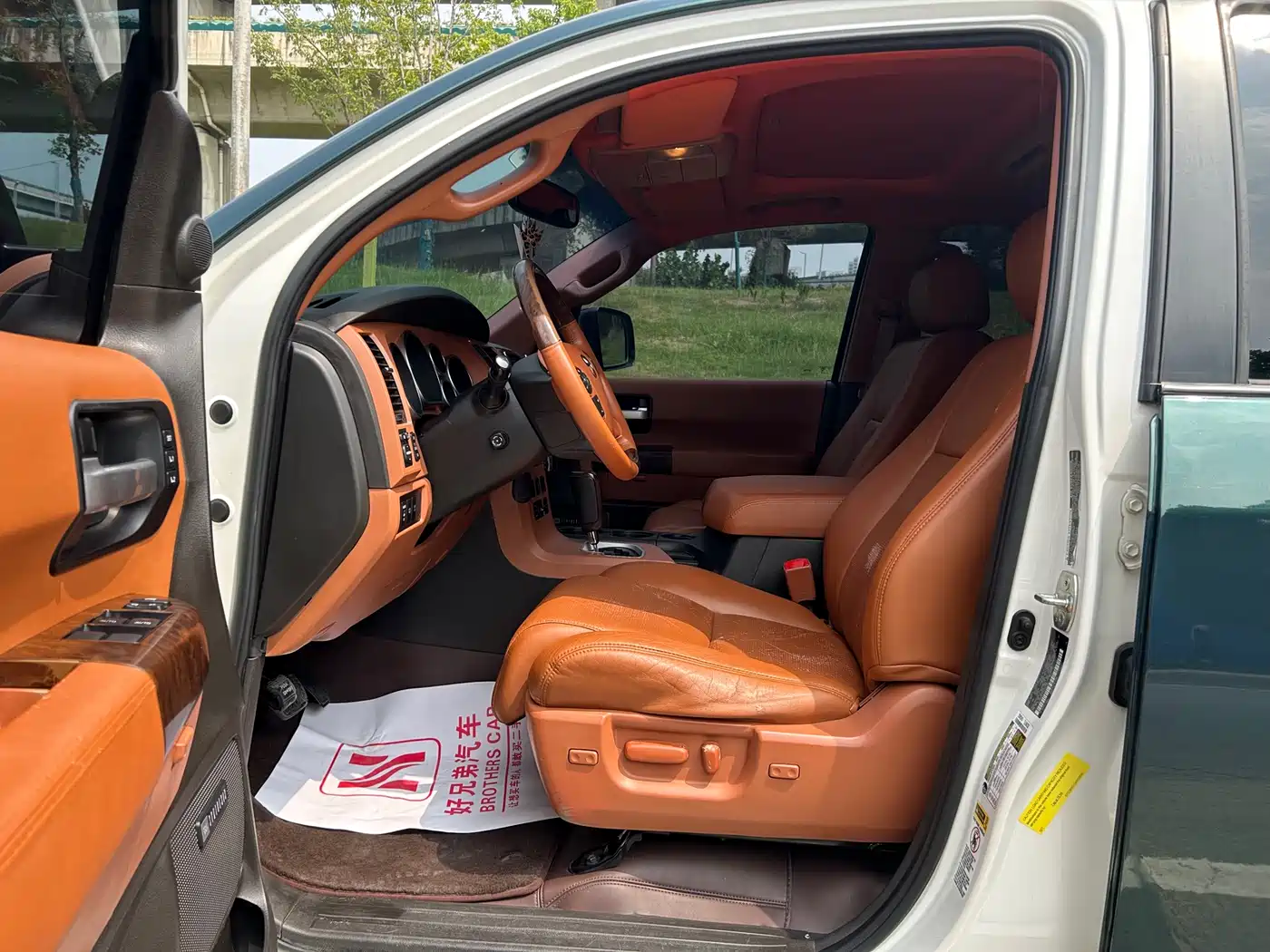 Toyota Sequoia 2010 5.7 Platinum Edition фото 4