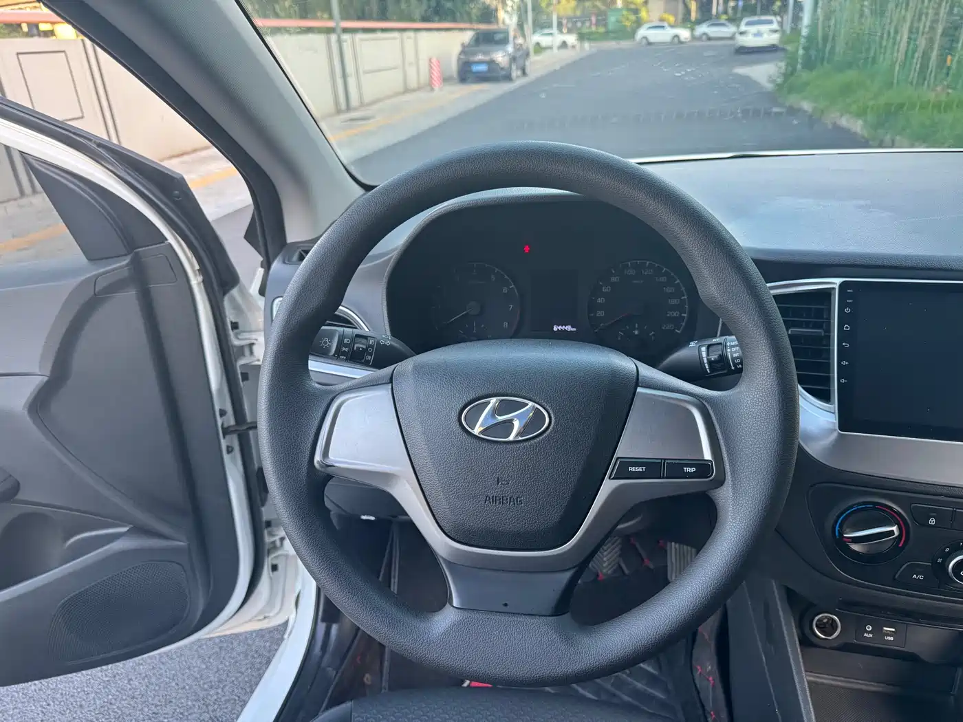 Hyundai Verna 2016 1.4L Manual Cool Edition GLS фото 15