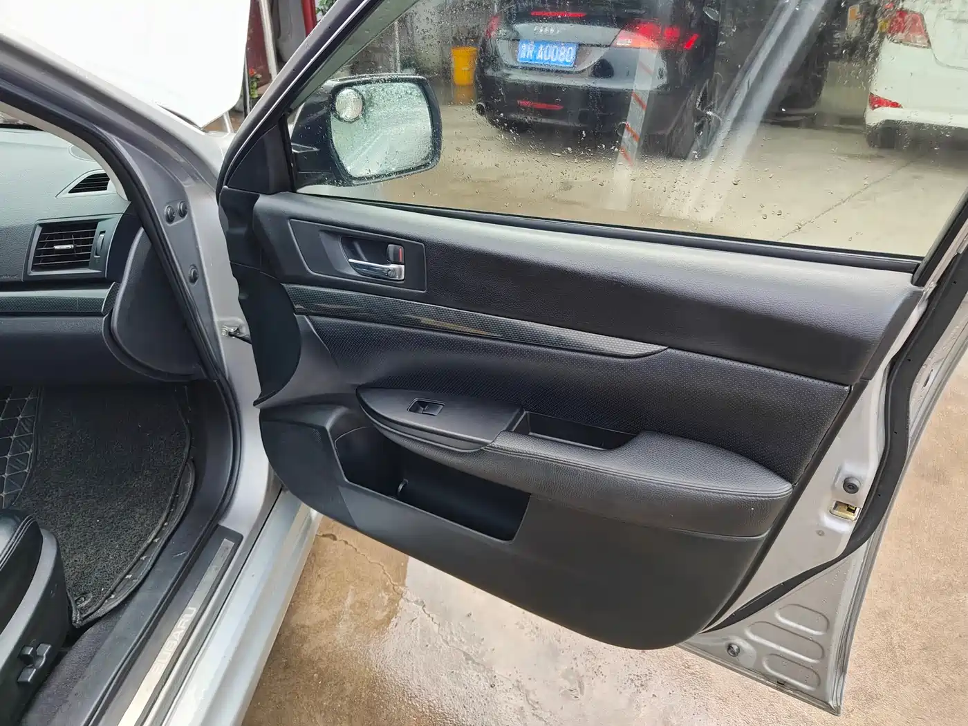 Subaru Legacy 2010 2.5GT Luxury Navigation Edition фото 14