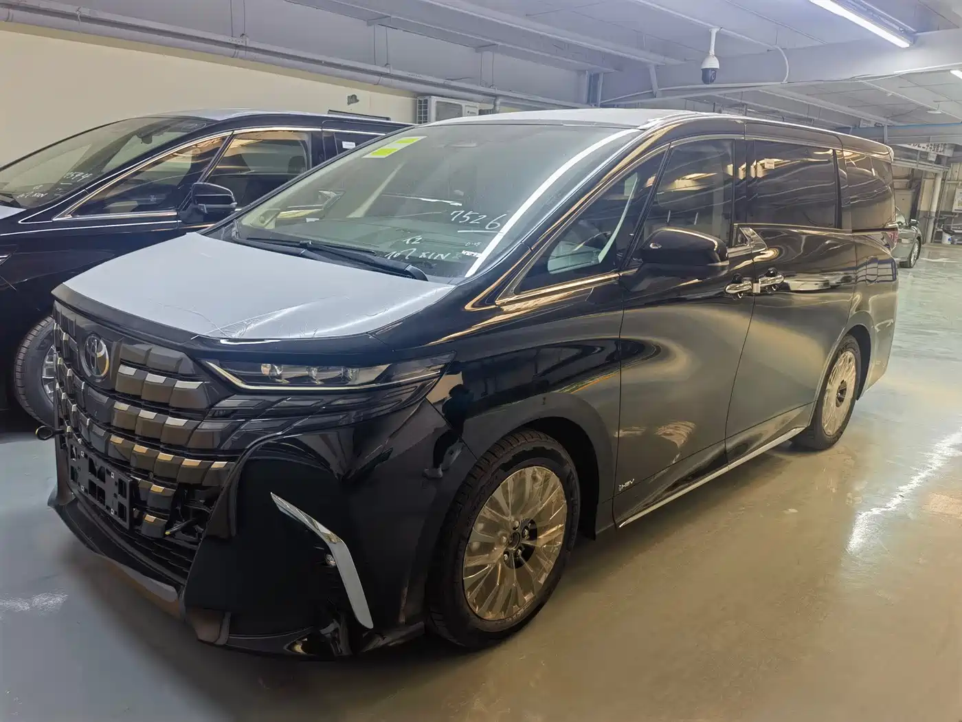 Toyota Alphard 2025 Hybrid 2.5L Ultimate Gold Edition фото 2