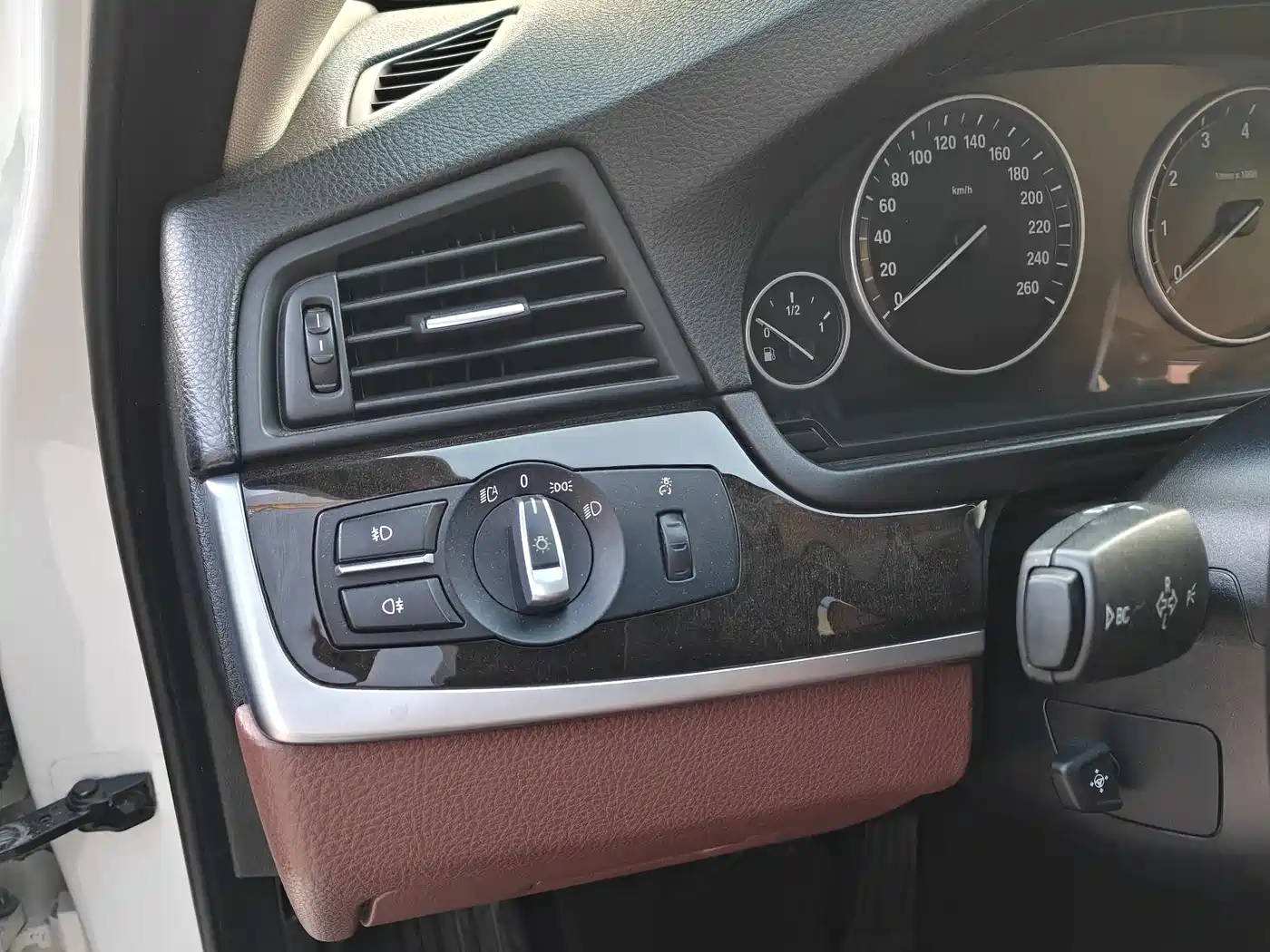 BMW 5 Series (Import) 2014 520i Classic фото 10