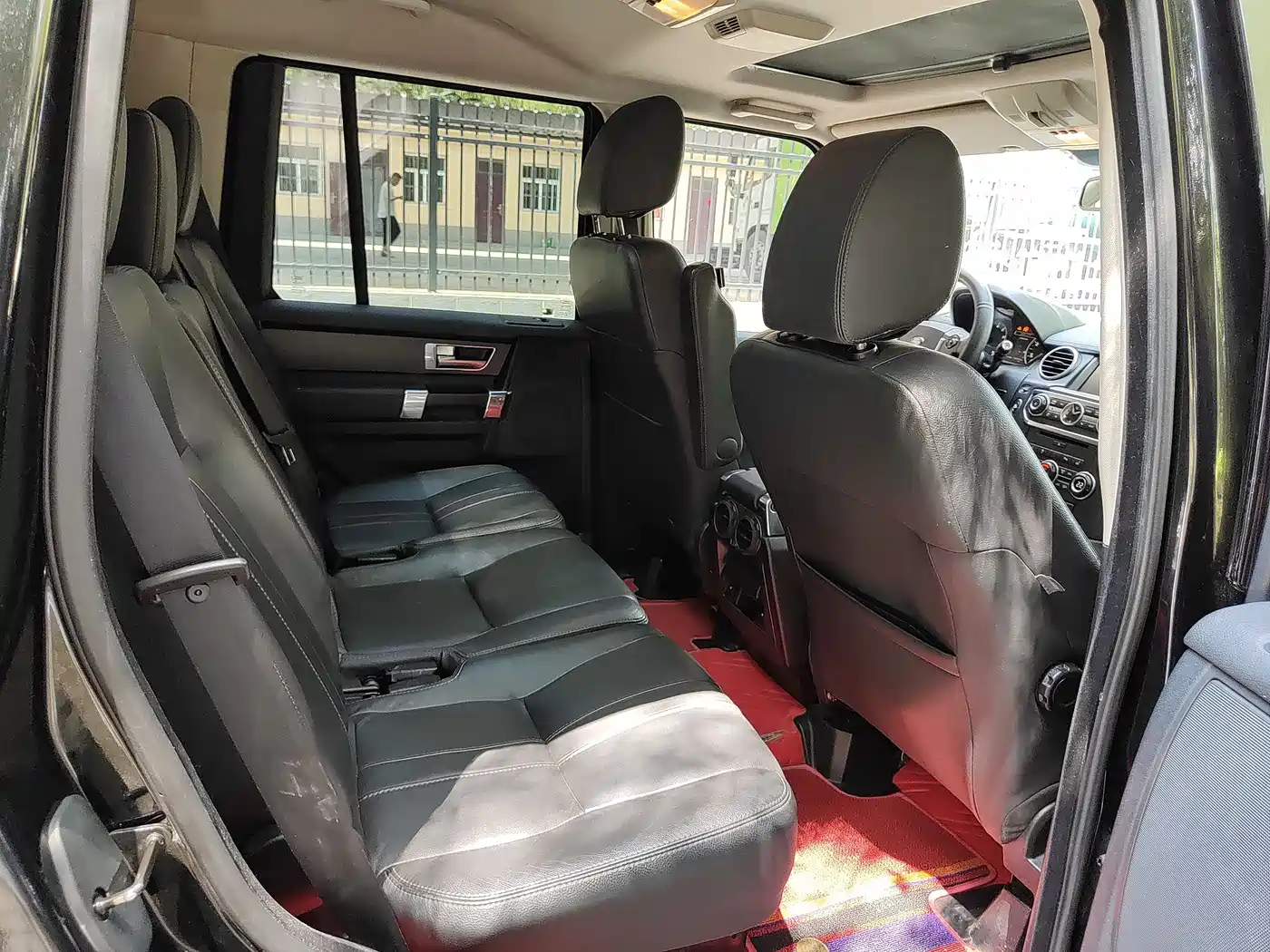 Land Rover Discovery 2015 3.0 SC V6 SE фото 10
