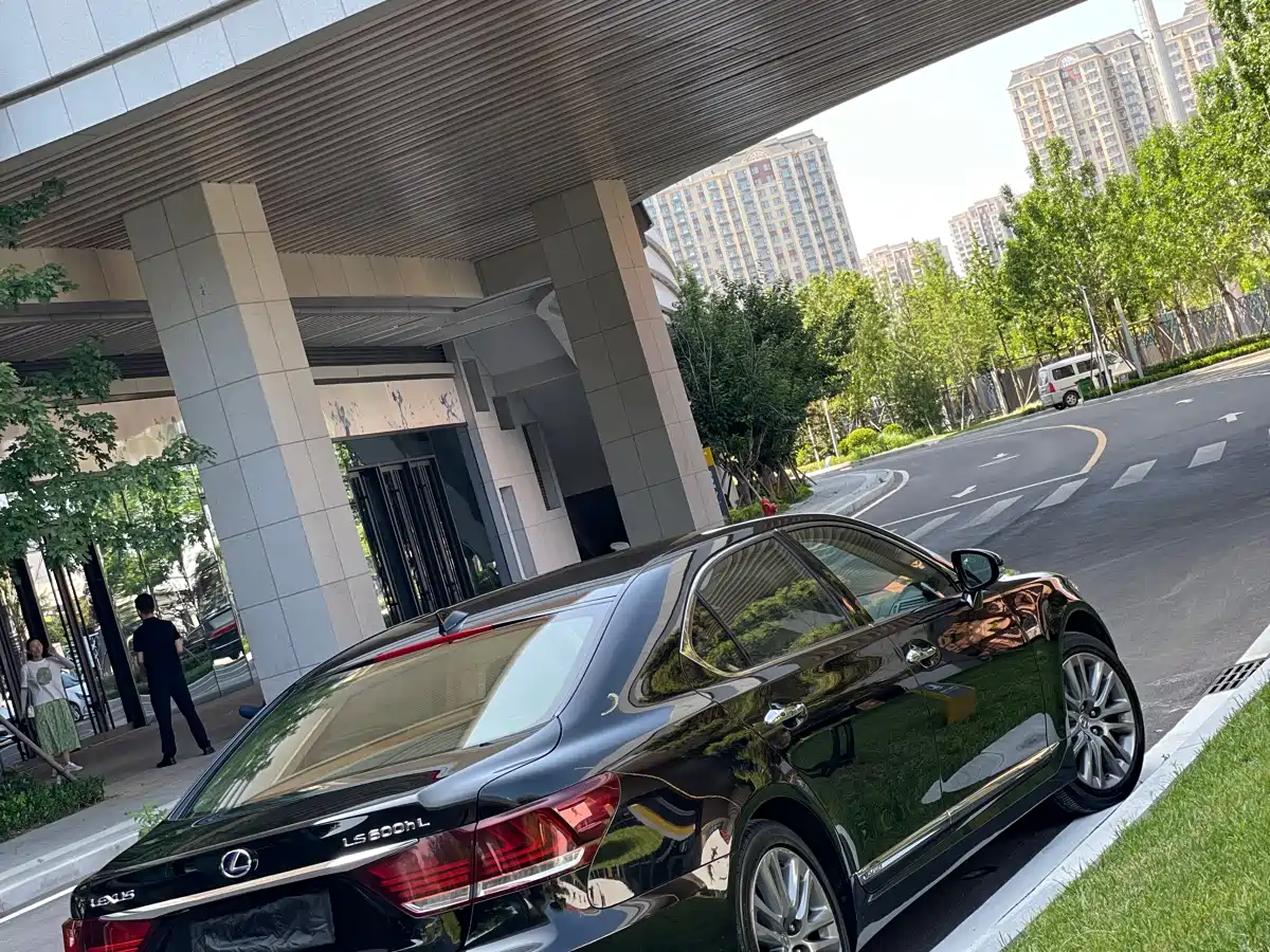 Lexus LS 2014 600hL фото 12