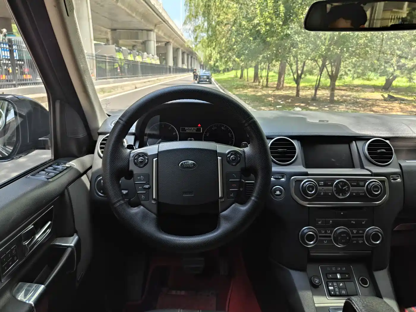 Land Rover Discovery 2015 3.0 SC V6 SE фото 15